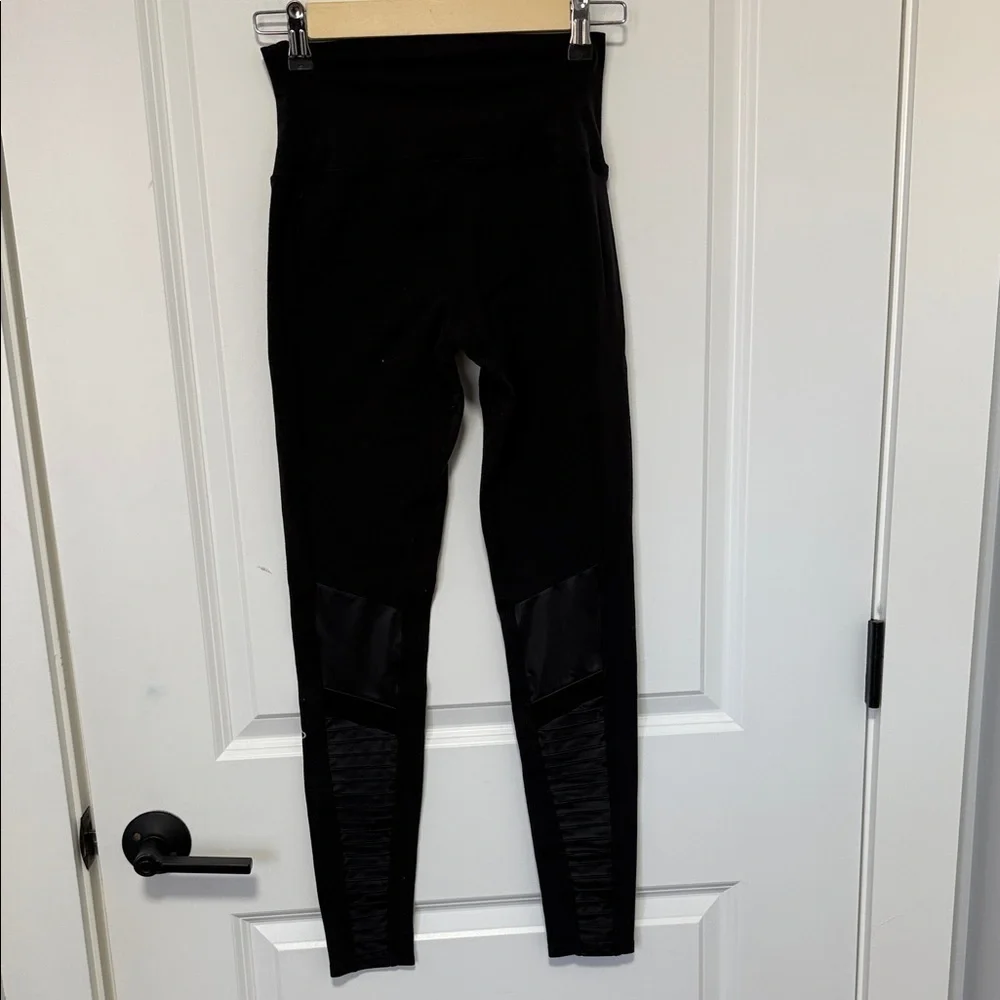 ALO Women's High Waist Yoga Moto Black Leggings size XS